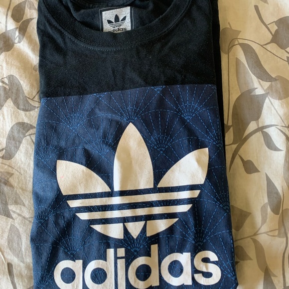 ADIDAS ORIGINAL GRAPHIC TEE ‼️‼️ - Picture 2 of 4